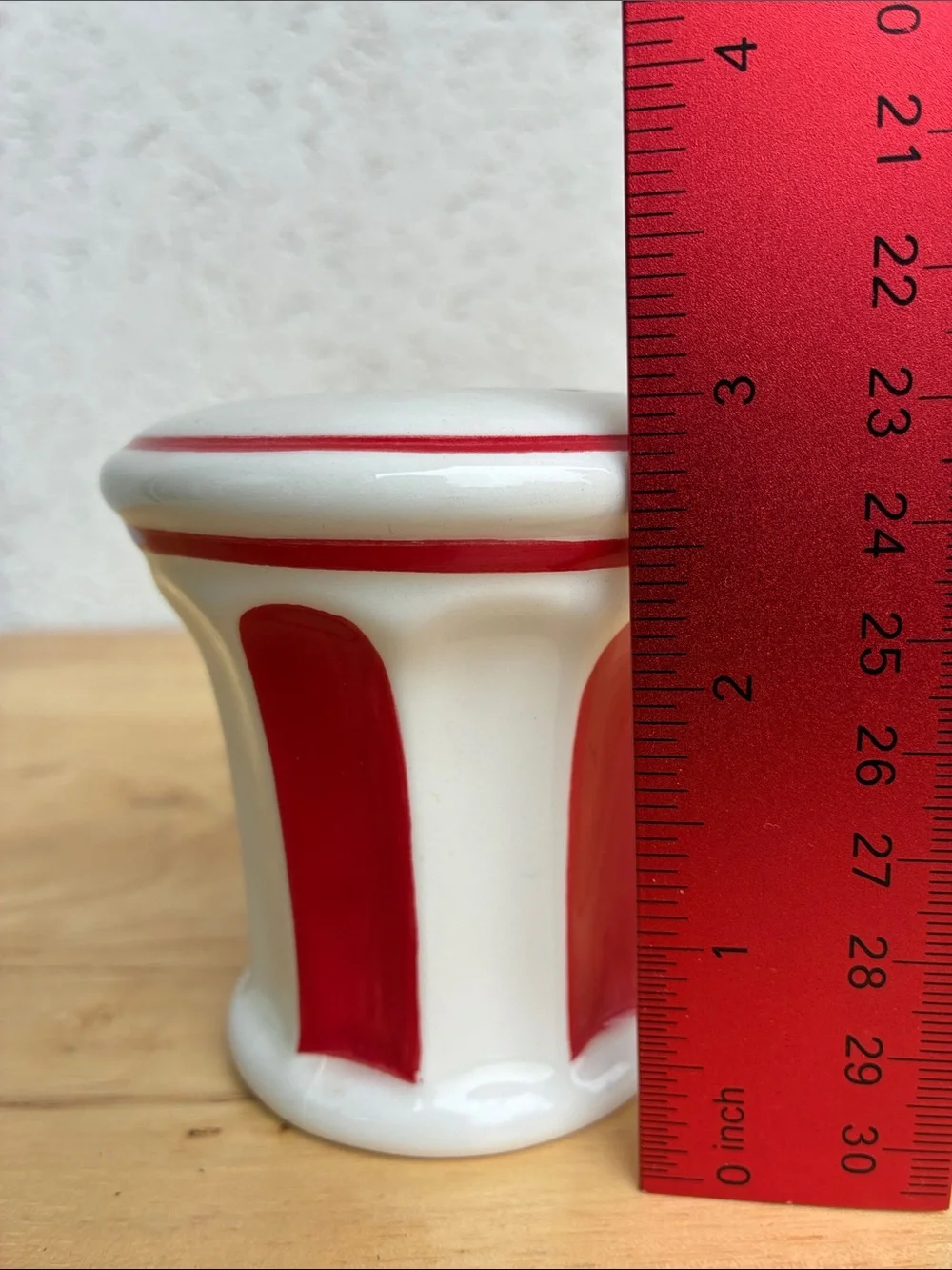Williams-Sonoma ceramic popcorn salt shaker. Red & white popcorn bucket design